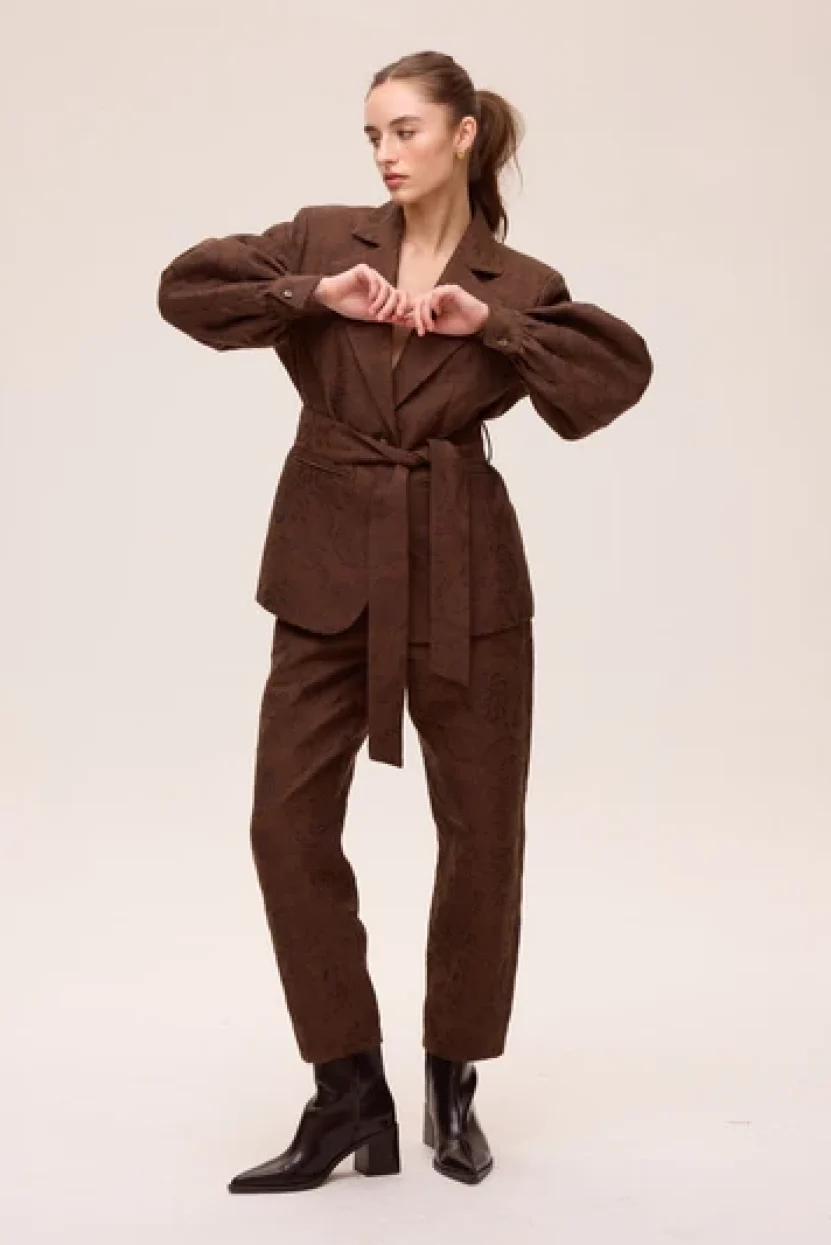 shelter-brown-blazer-damasco-flores-marron_2
