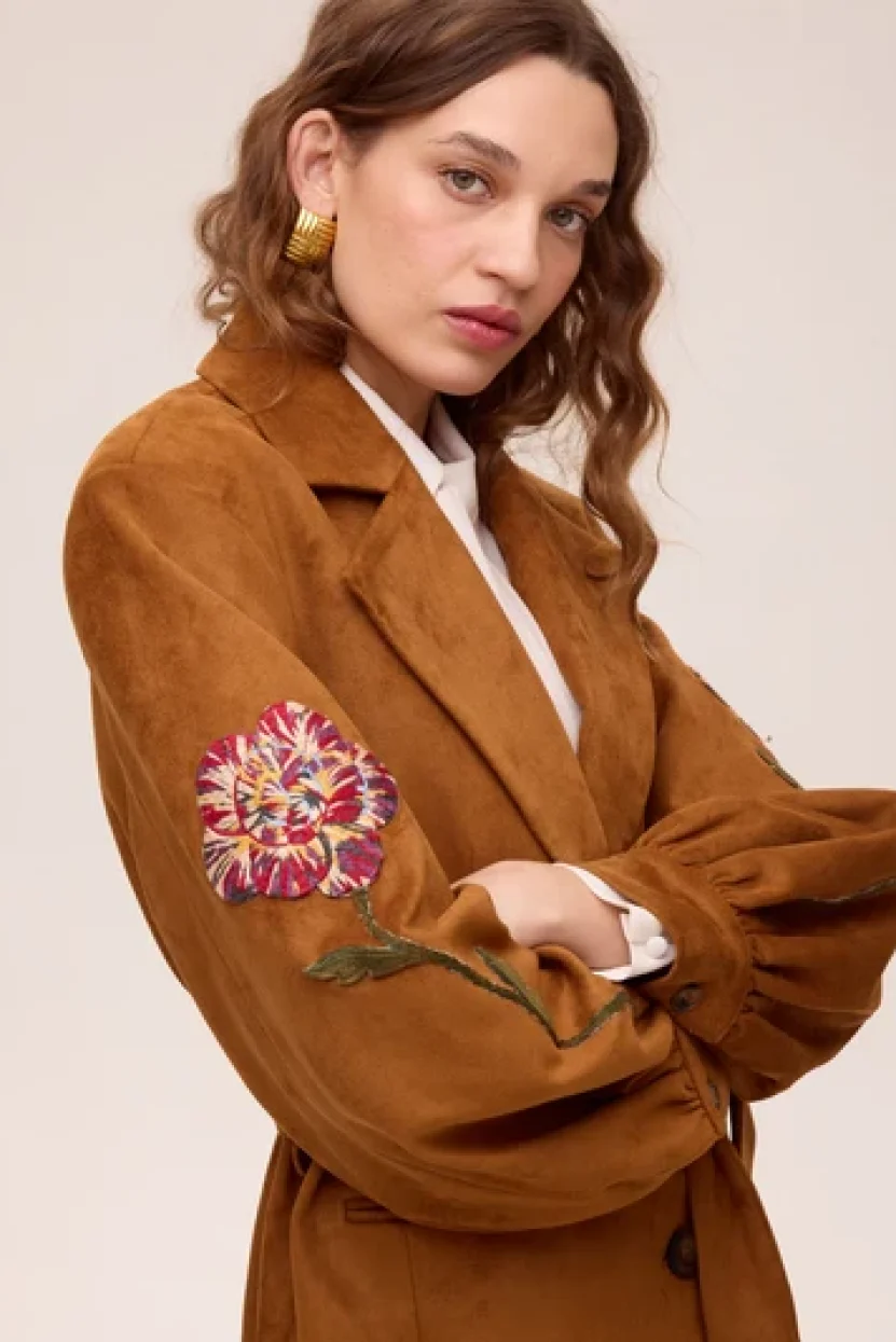 shelter-whisky-blazer-ante-bordado-flores-color-miel_3