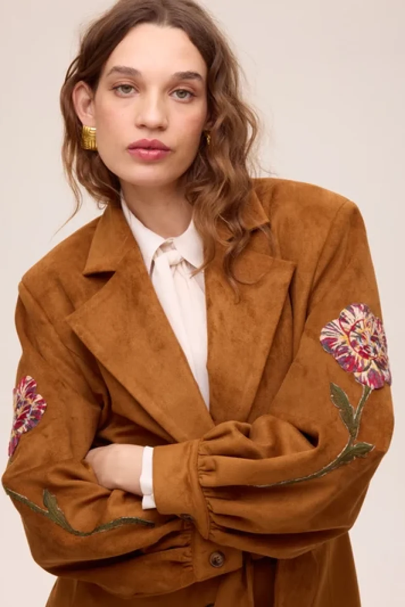 shelter-whisky-blazer-ante-bordado-flores-color-miel_4